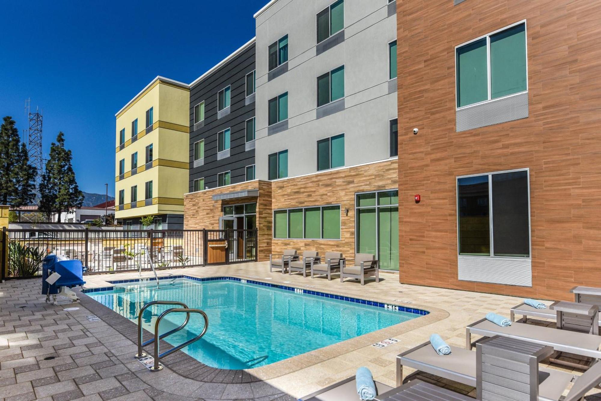 Fairfield & Ontario Hotel 3*
